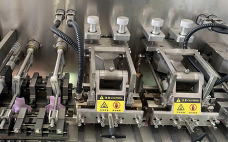 Veda&ccedil;&atilde;o superior-selagem com z&iacute;per-selagem de bico