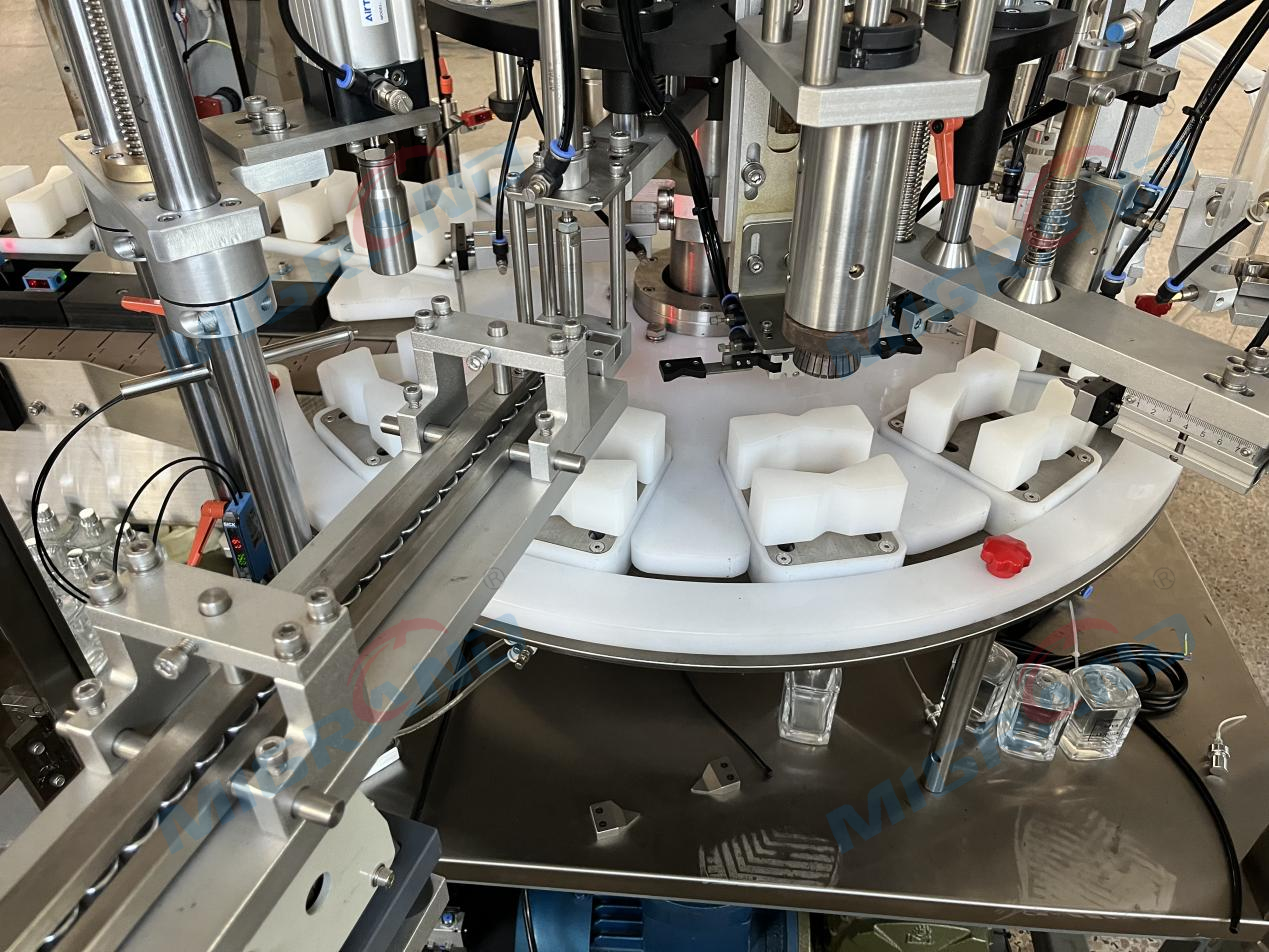 Esta&ccedil;&atilde;o de travamento de capa de m&aacute;quina de enchimento de perfume